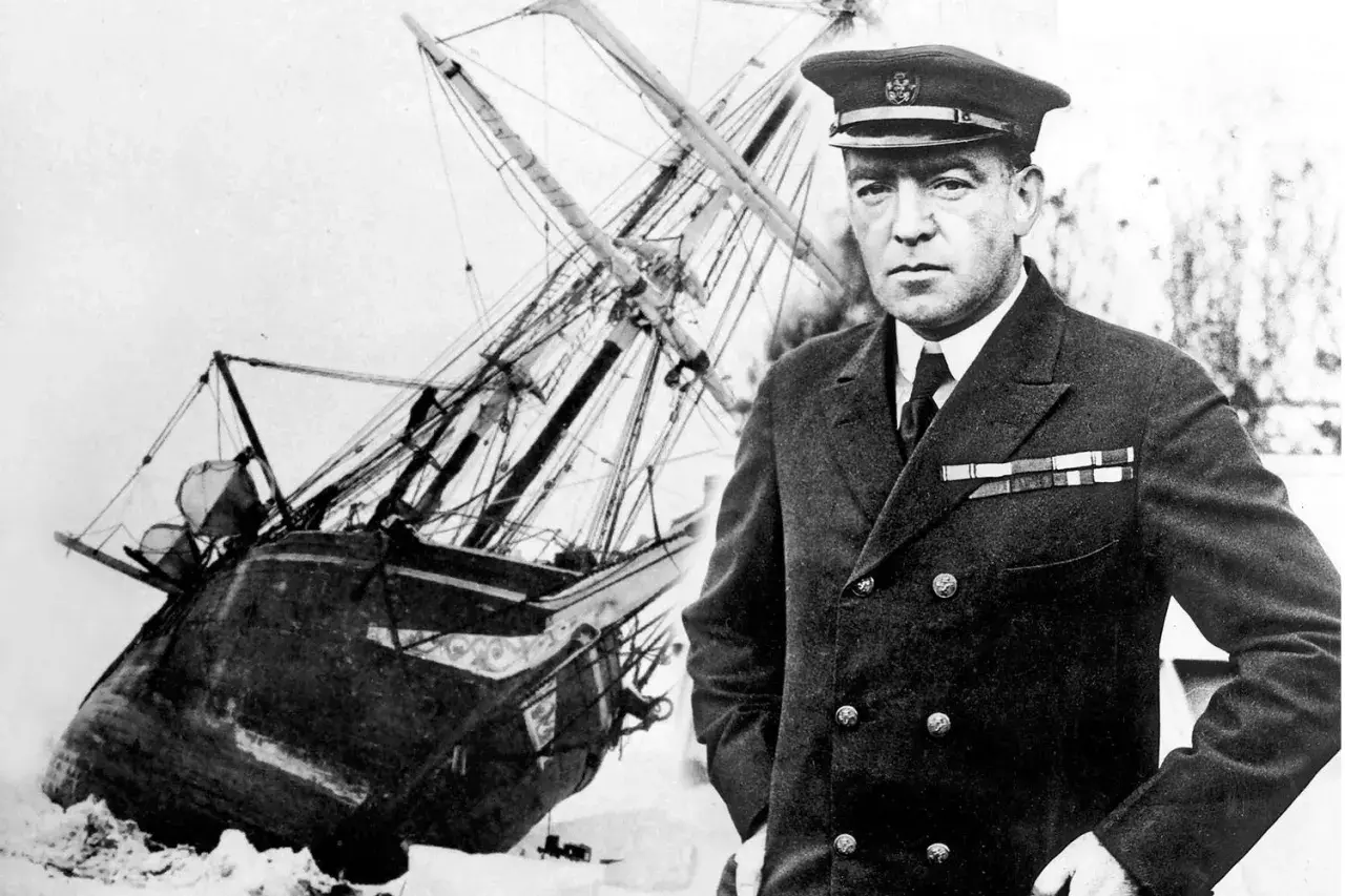Ernest Shackleton, en modig polarforskare, står framför sitt skepp som fastnat i isen.