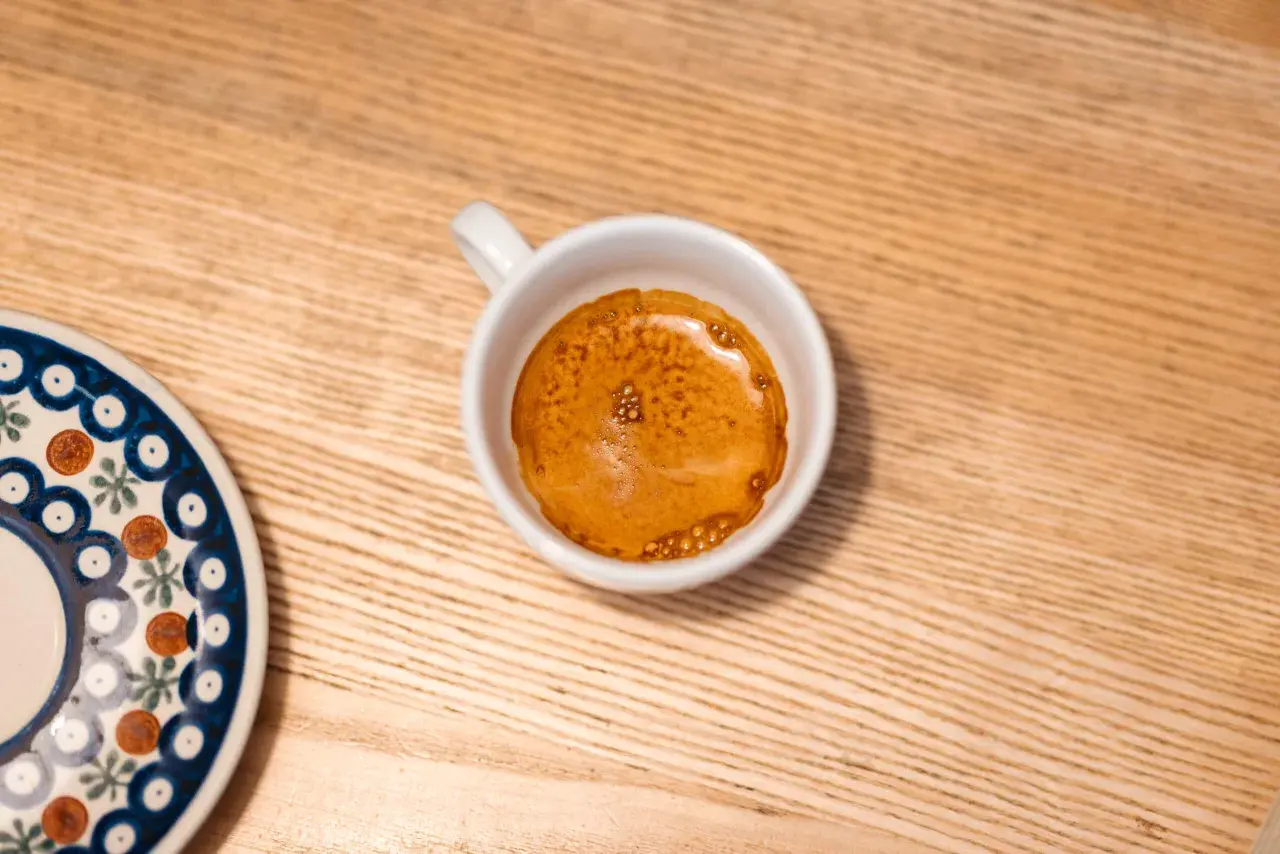 Mała filiżanka z aromatycznym espresso, idealna na szybki pobudkę. Zastanawiasz się, ile ml ma takie espresso?