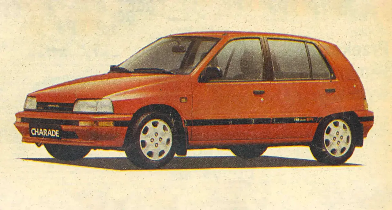 Czerwony Daihatsu Charade z lat 90. z napisem "CHARADE" na przednim zderzaku.