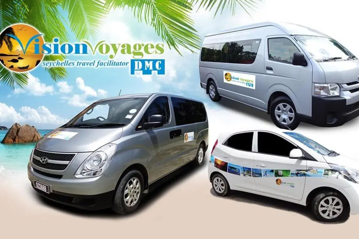 Transport na Seszele: vany i samochód osobowy z logo Vision Voyages, gotowe na odbiór z lotniska.
