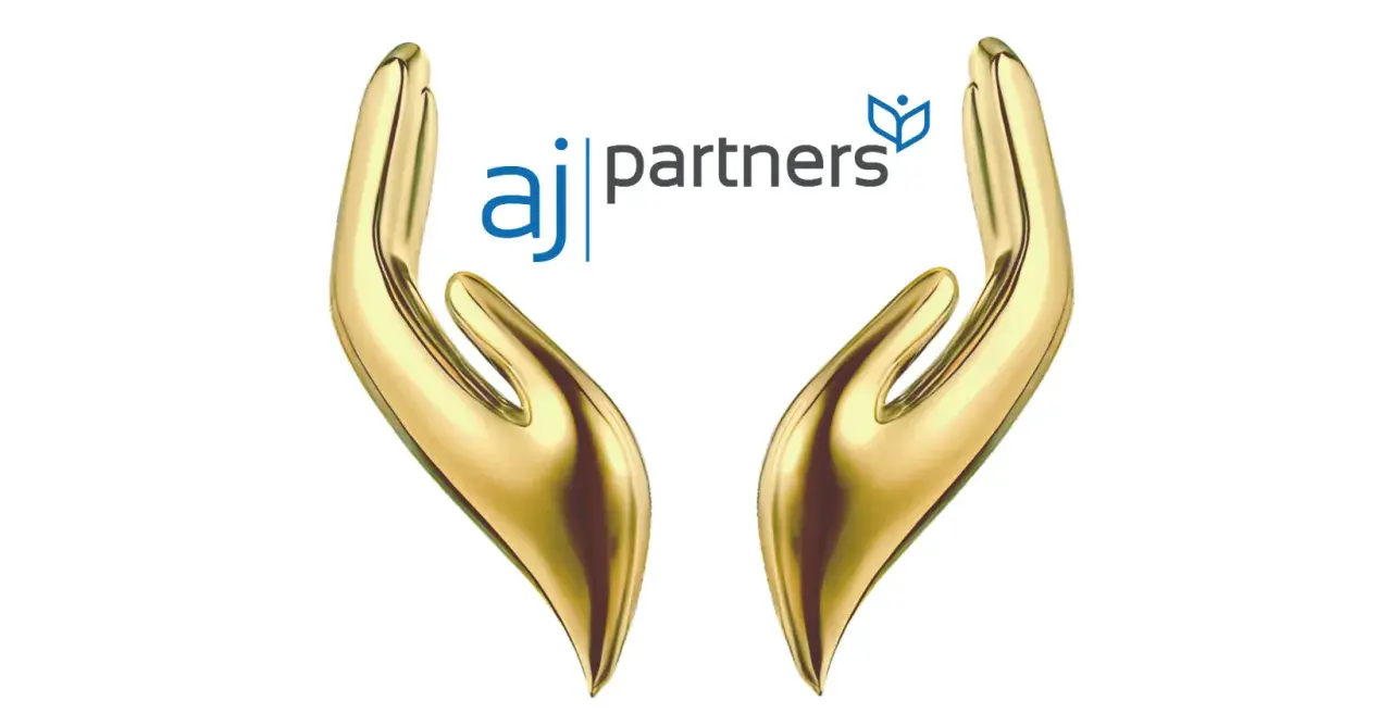 Złote dłonie symbolizują troskę. AJ Partners - ranking firm opiekuńczych. Opieka nad seniorem w domu.