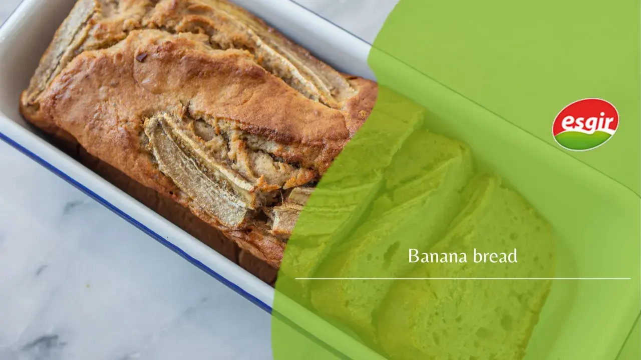 Pan de plátano casero con harina de avena, recién horneado y cortado en rebanadas.