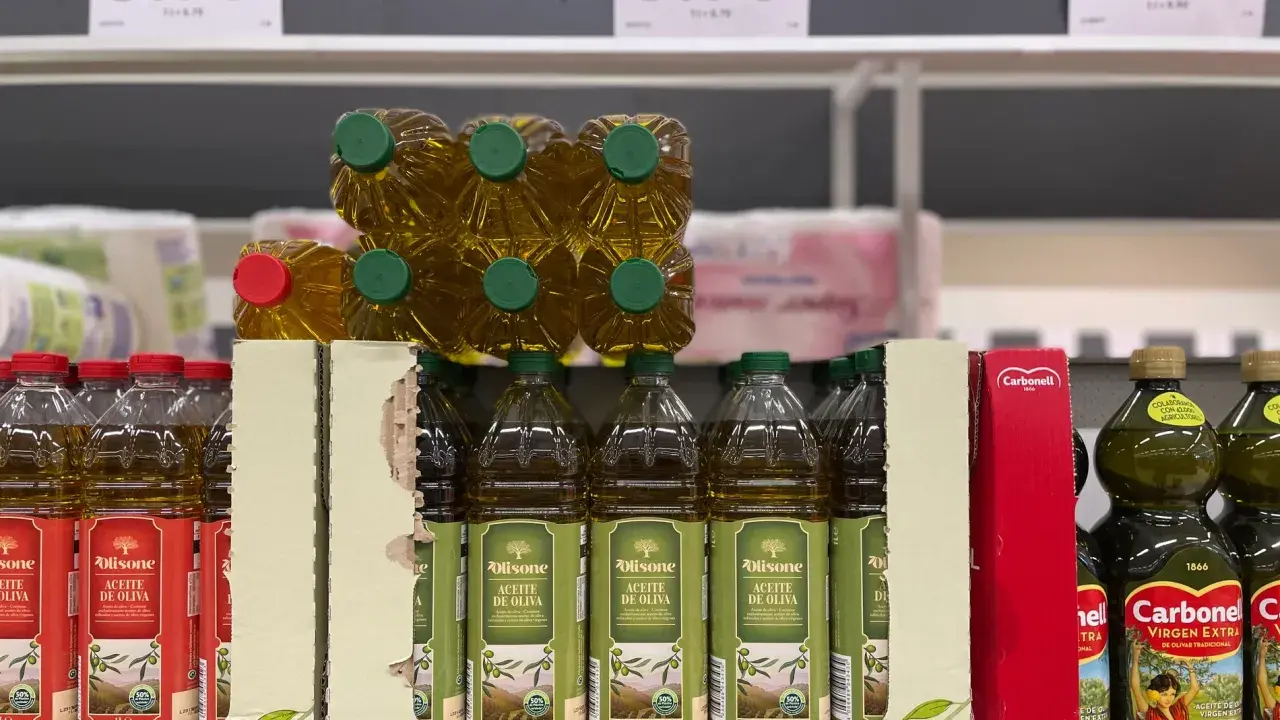 Botellas de aceite de oliva en estanterías. Las desventajas del aceite de oliva, como su precio, pueden ser un factor a considerar al comprar.