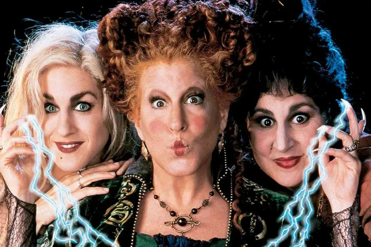 Trzy czarownice z filmu "Hokus Pokus" z magicznymi błyskawicami w dłoniach.
