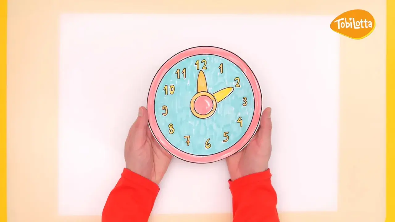 Bunte Basteluhr mit Zahlen von 1 bis 12, perfekt für Kinder, um die Uhrzeit zu lernen.