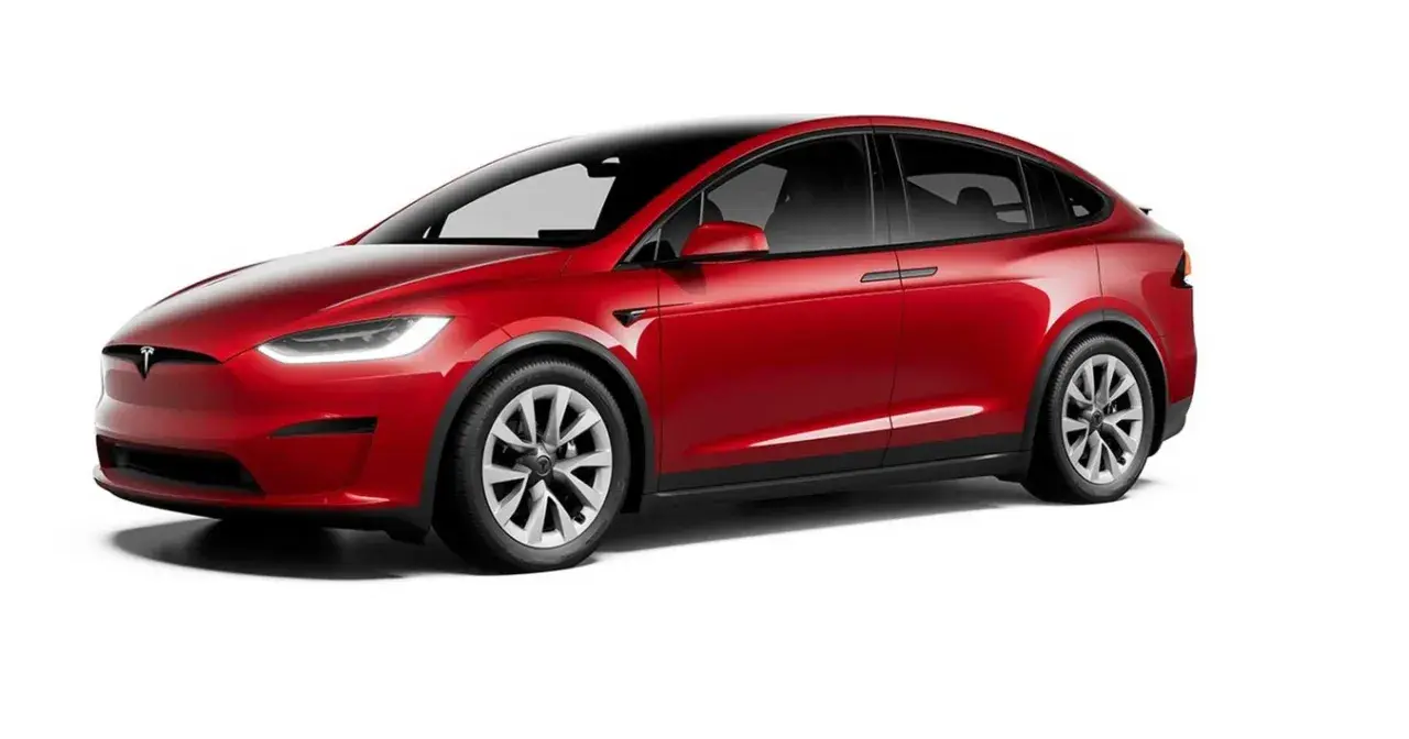 Czerwony Tesla X z czarnym dachem i przyciemnianymi szybami, prezentujący nowoczesny design i elektryczną moc.