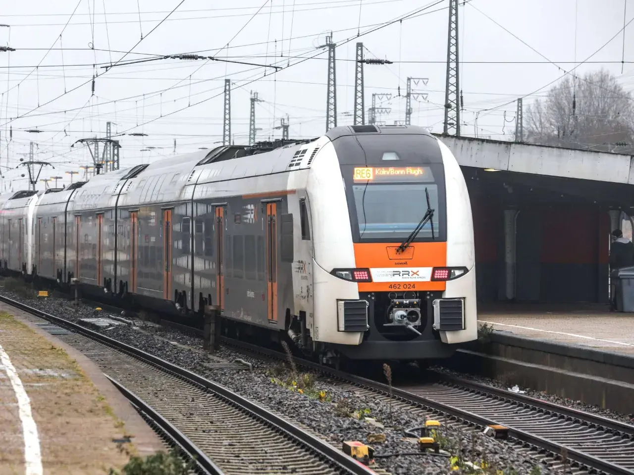 RE6 Zug auf der Strecke Köln/Bonn Flughafen.