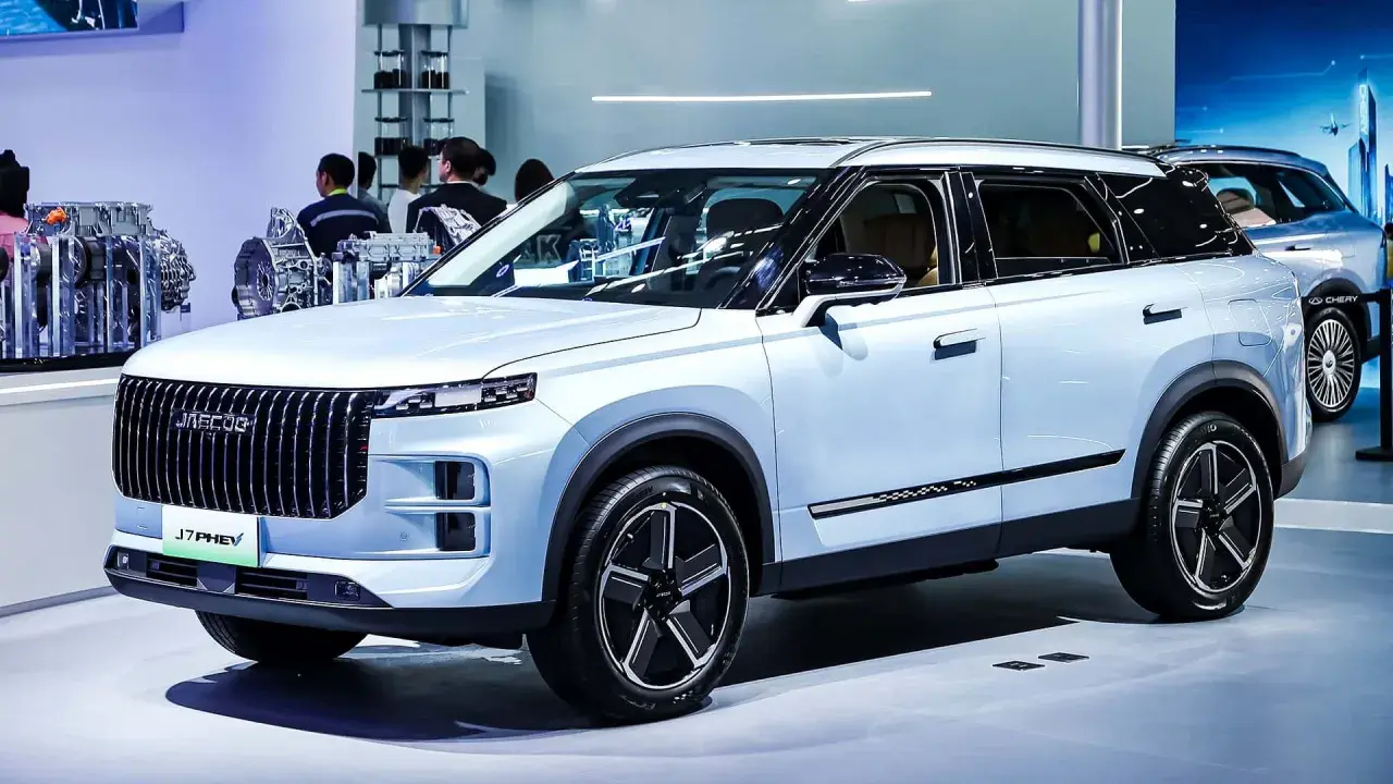 Jasnoniebieski SUV z pionową atrapą chłodnicy i napisem J7 PHEV. To nowa marka na j.