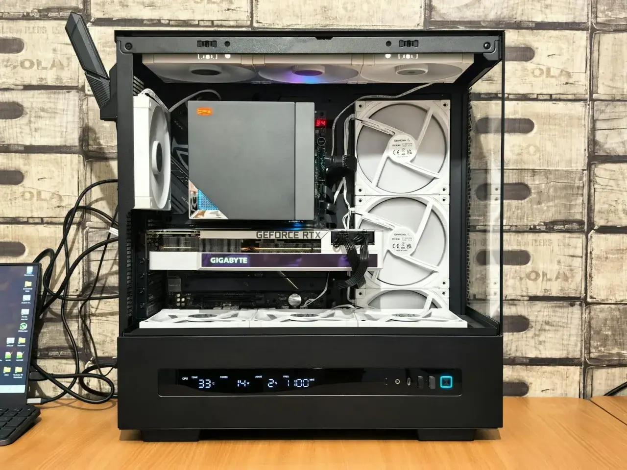 Wnętrze komputera PC z kartą graficzną Gigabyte GeForce RTX. Widoczne wentylatory i okablowanie. Dowiedz się, jak podłączyć podzespoły.