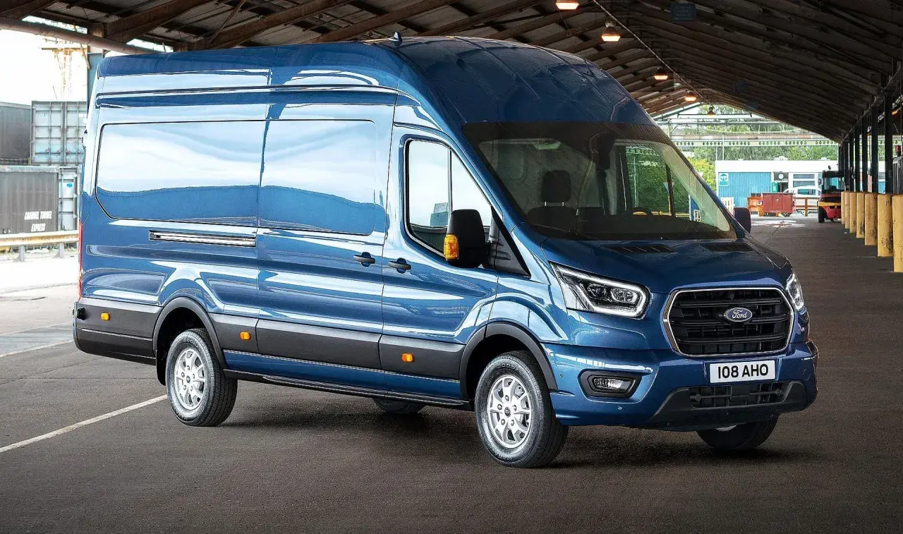Niebieski Ford Transit zaparkowany pod zadaszeniem, widok z przodu i z boku.