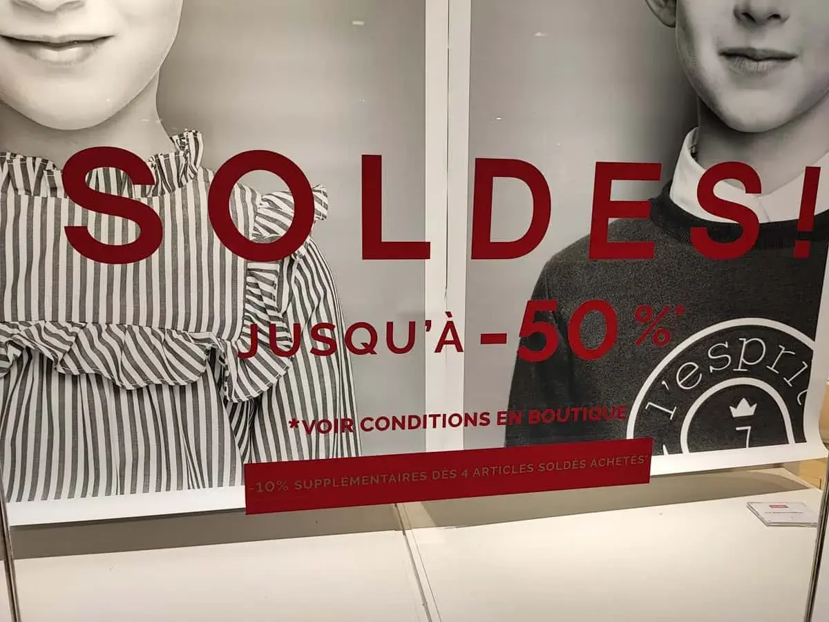 Grandes soldes d'été jusqu'à -50% sur les vêtements. Profitez-en !