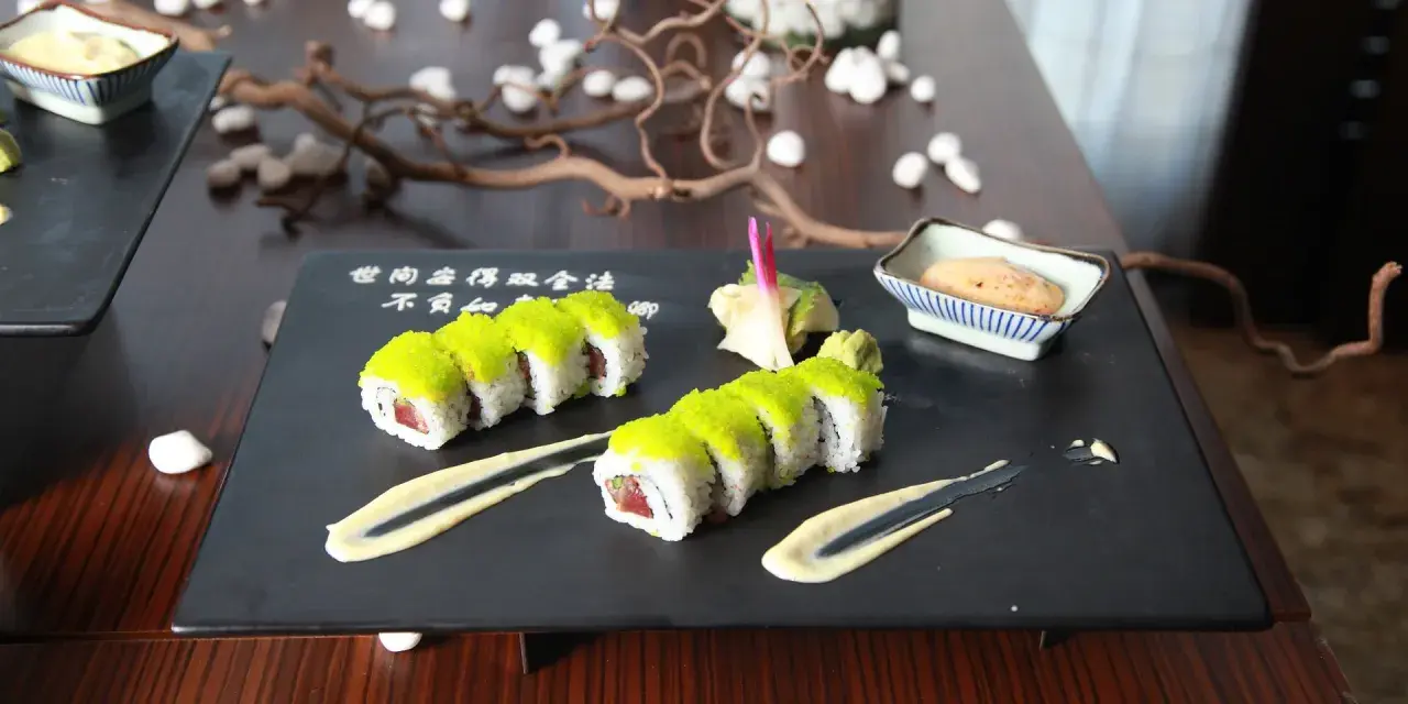 Sushi z zielonym ikrą, podane z wasabi, marynowanym imbirem do sushi i sosem.