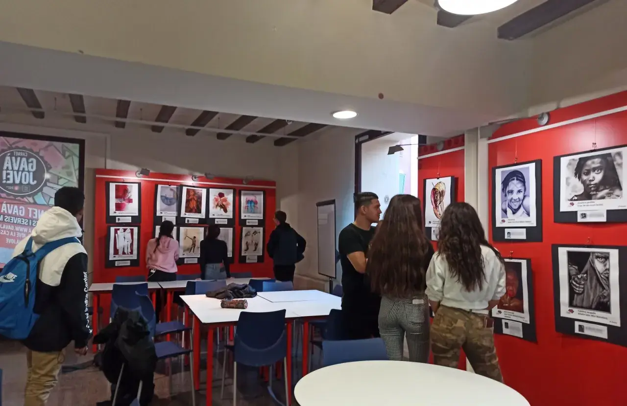 Visitantes observan obras en una exposición en el centro cultural Ramón Pelayo.