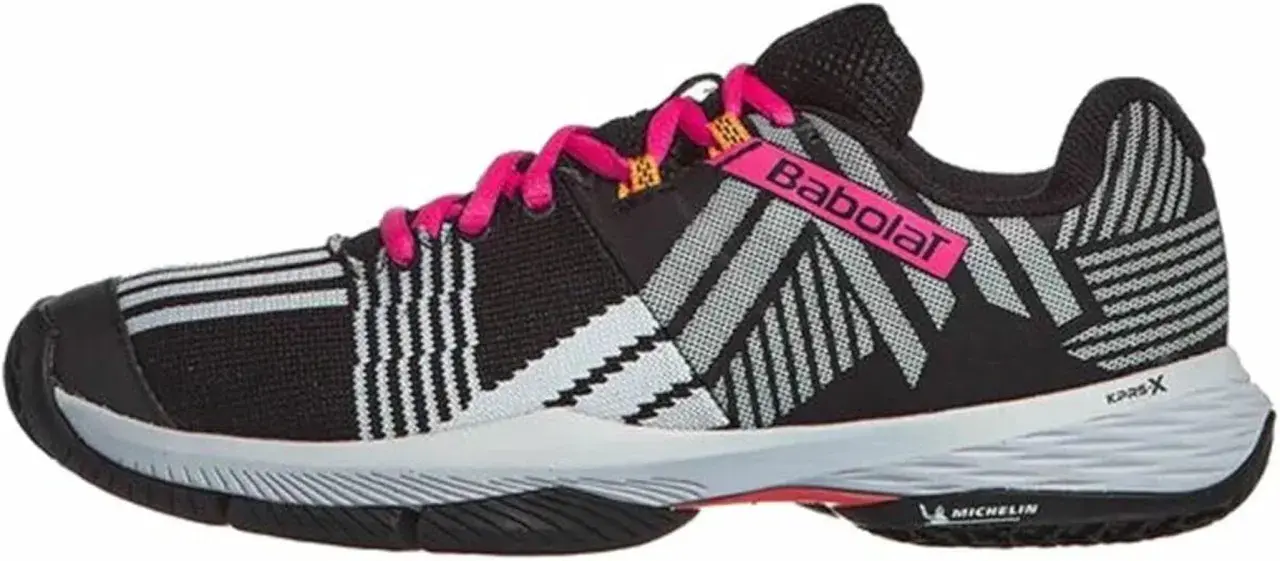 Scarpa da padel Babolat nera con lacci fucsia e dettagli grafici bianchi e grigi. Ideale per dominare il campo.