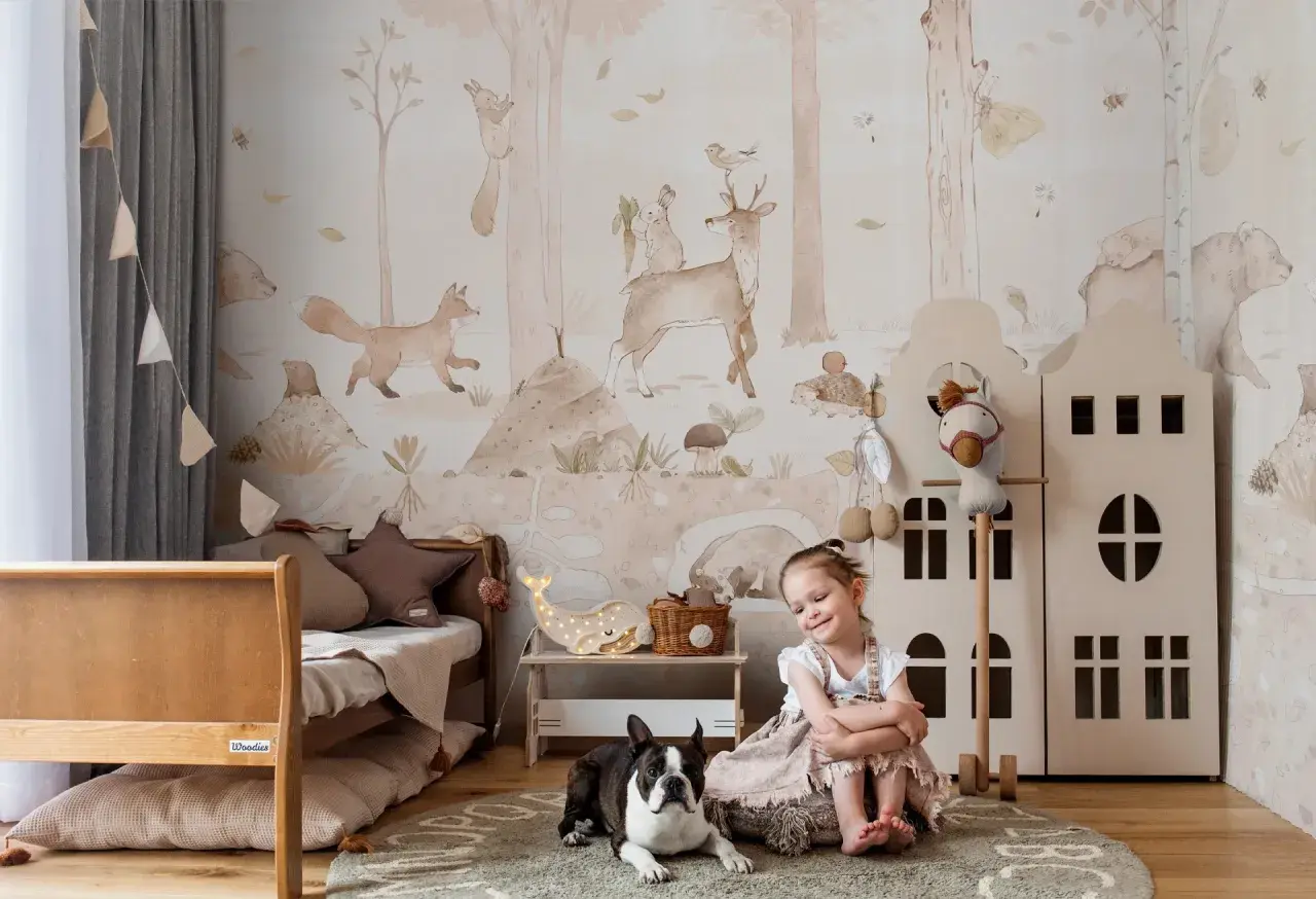 Urocza dziewczynka i piesek na tle tapety zoo z leśnymi zwierzętami.