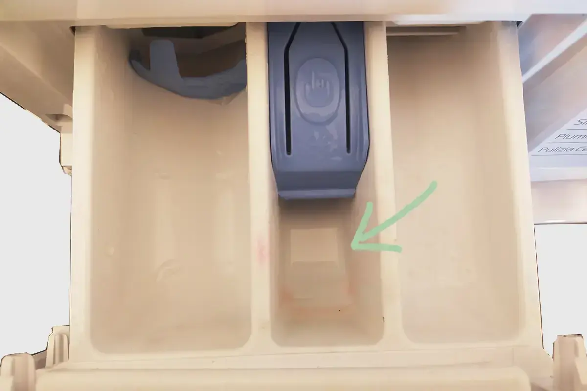Cassettino della lavatrice con residui di acqua nel cestello dopo il lavaggio.