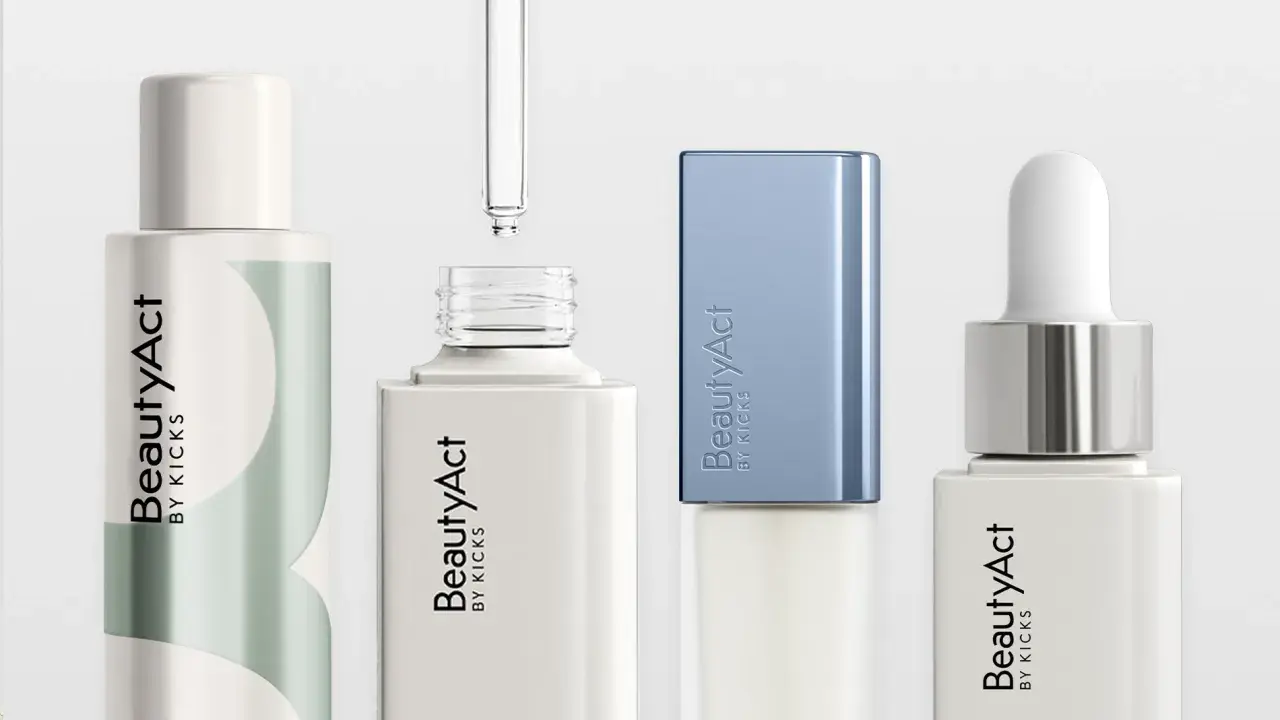 BeautyAct-flaskor med pipett och en blå hylsa. Perfekt för din dagliga rutin med en isroller för ansiktet.