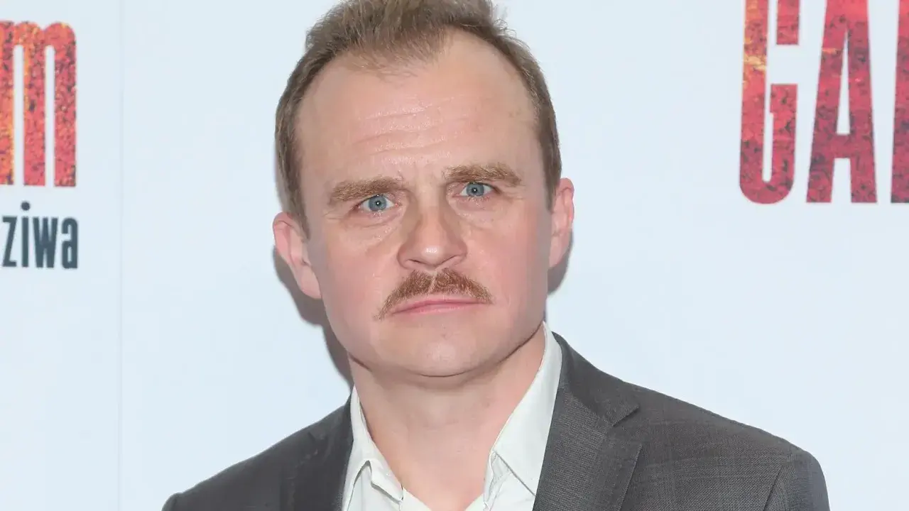 Piotr Rogucki z wąsami, być może w drodze na spotkanie z żoną.