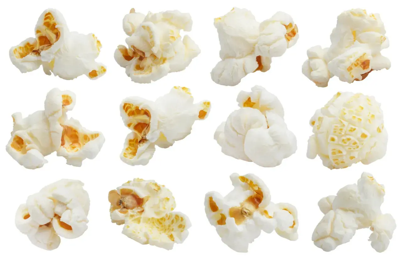 Dodici chicchi di popcorn soffici e bianchi, pronti per essere gustati. Attenzione alle calorie!