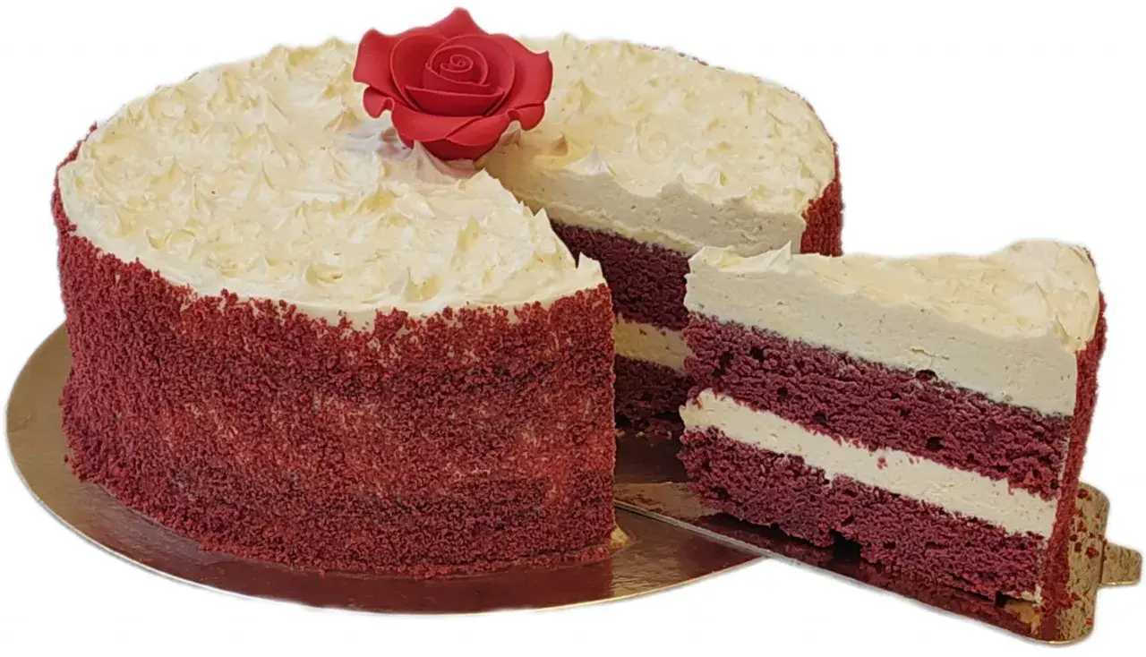 Un delicioso bizcocho red velvet con cobertura cremosa y una rosa roja decorativa. Una rebanada muestra sus capas rojas y blancas.