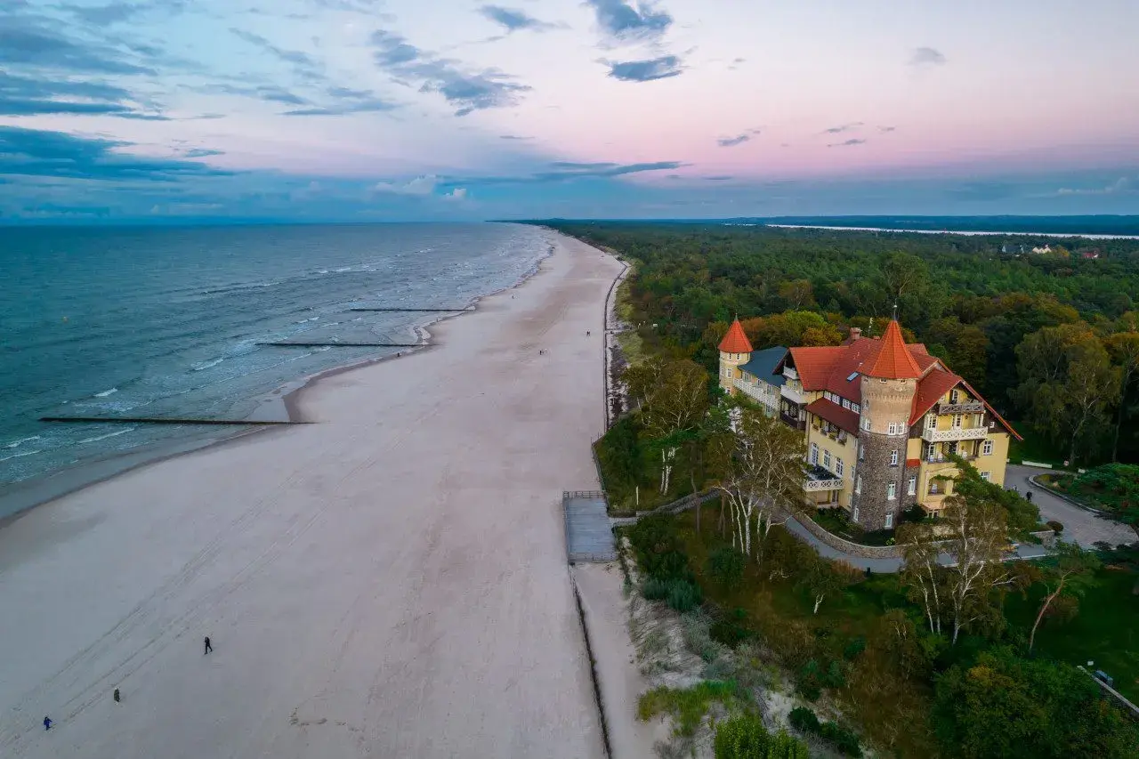 Piękna plaża i zamek nad morzem. Idealne miejsce, gdzie jechać w niedzielę na spacer i podziwianie widoków.