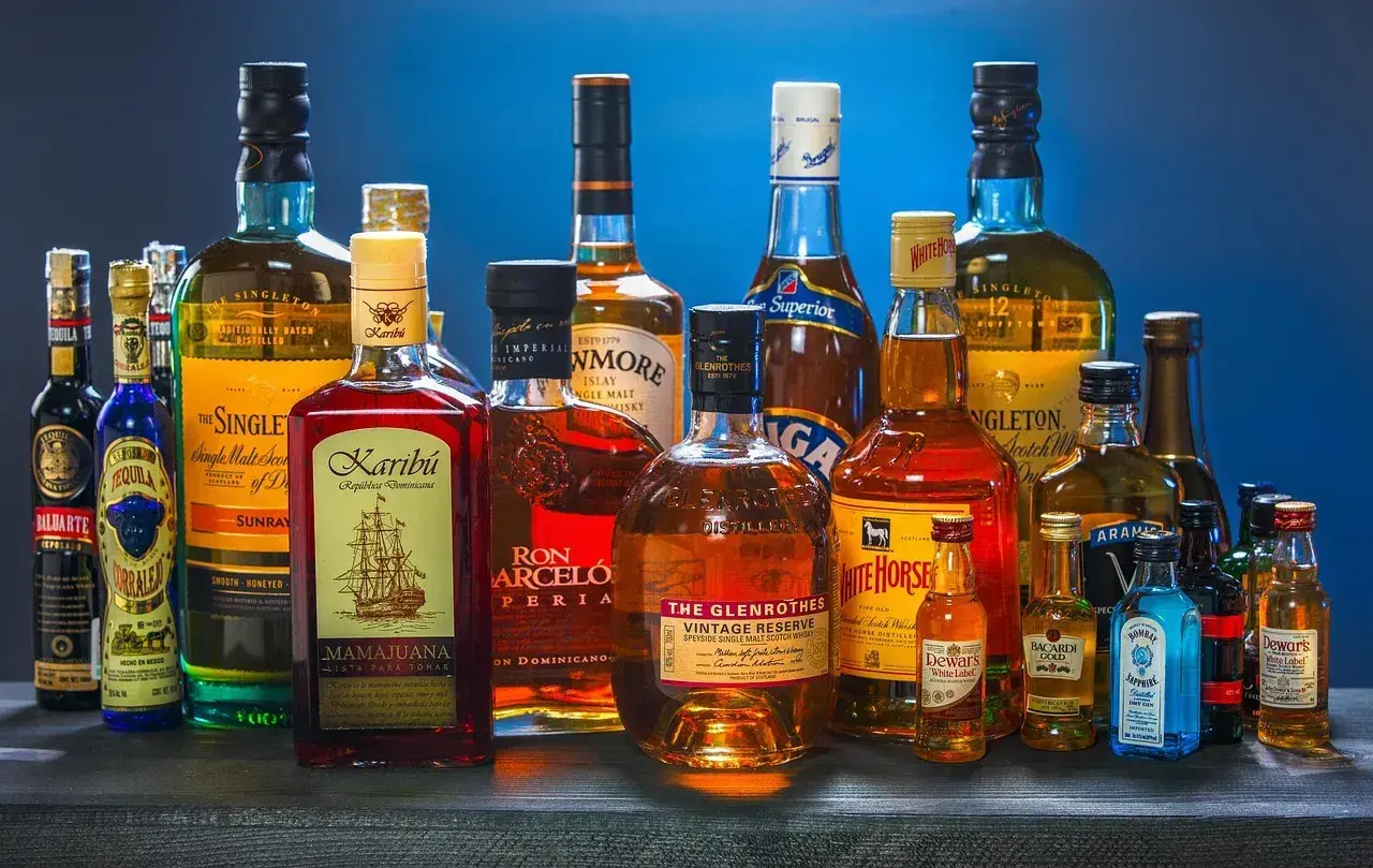 Ile kalorii ma drink whisky z colą? Zaskakujące fakty o kaloriach