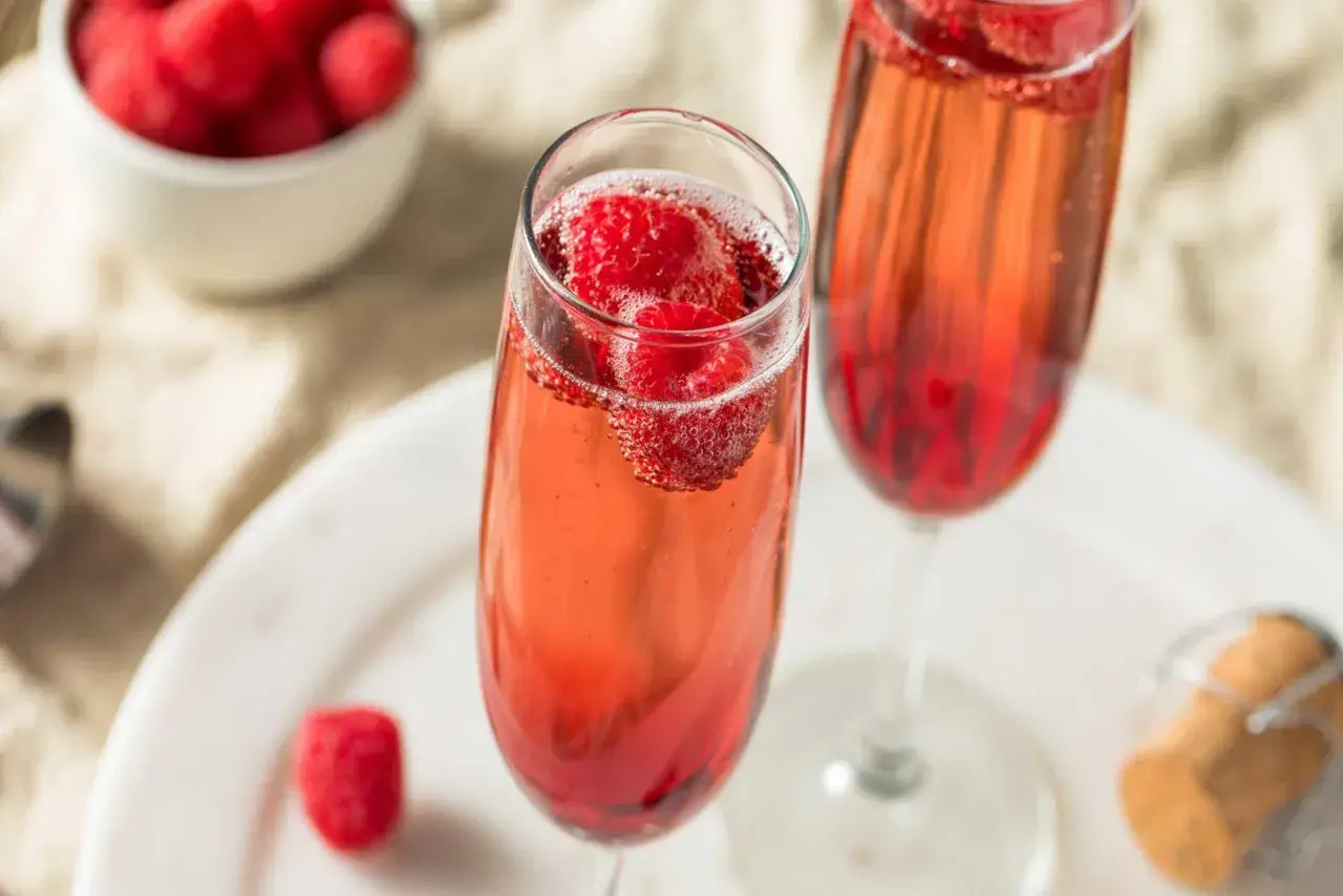 Najlepsze drinki z szampanem, które zaskoczą Twoich gości