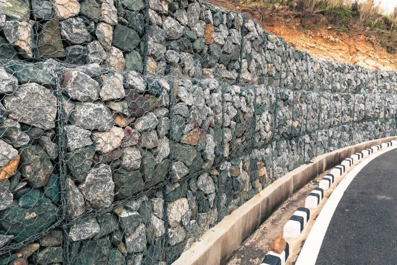 Mur oporowy z koszy gabionowych: skuteczna stabilizacja terenu