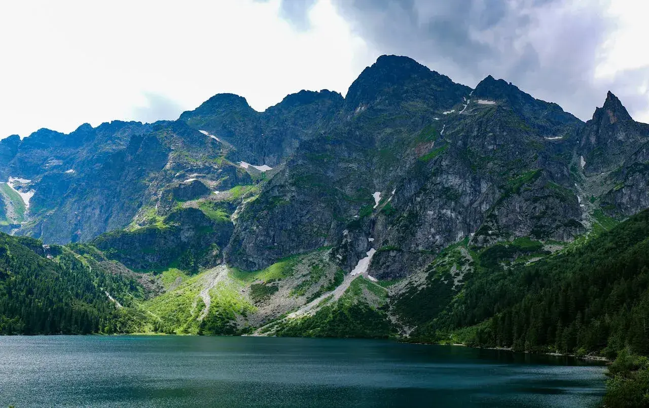 Jezioro Morskie Oko u stóp skalistych szczytów Tatr. To jeden z najpiękniejszych zakątków na liście parków narodowych w Polsce.