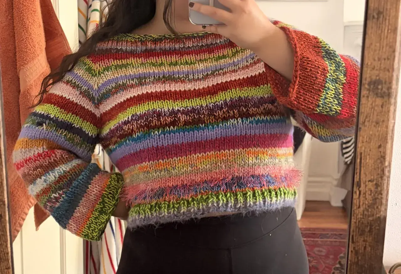 Maglione colorato a righe con maniche a sbuffo. Perfetto per usare avanzi di lana cosa posso fare.