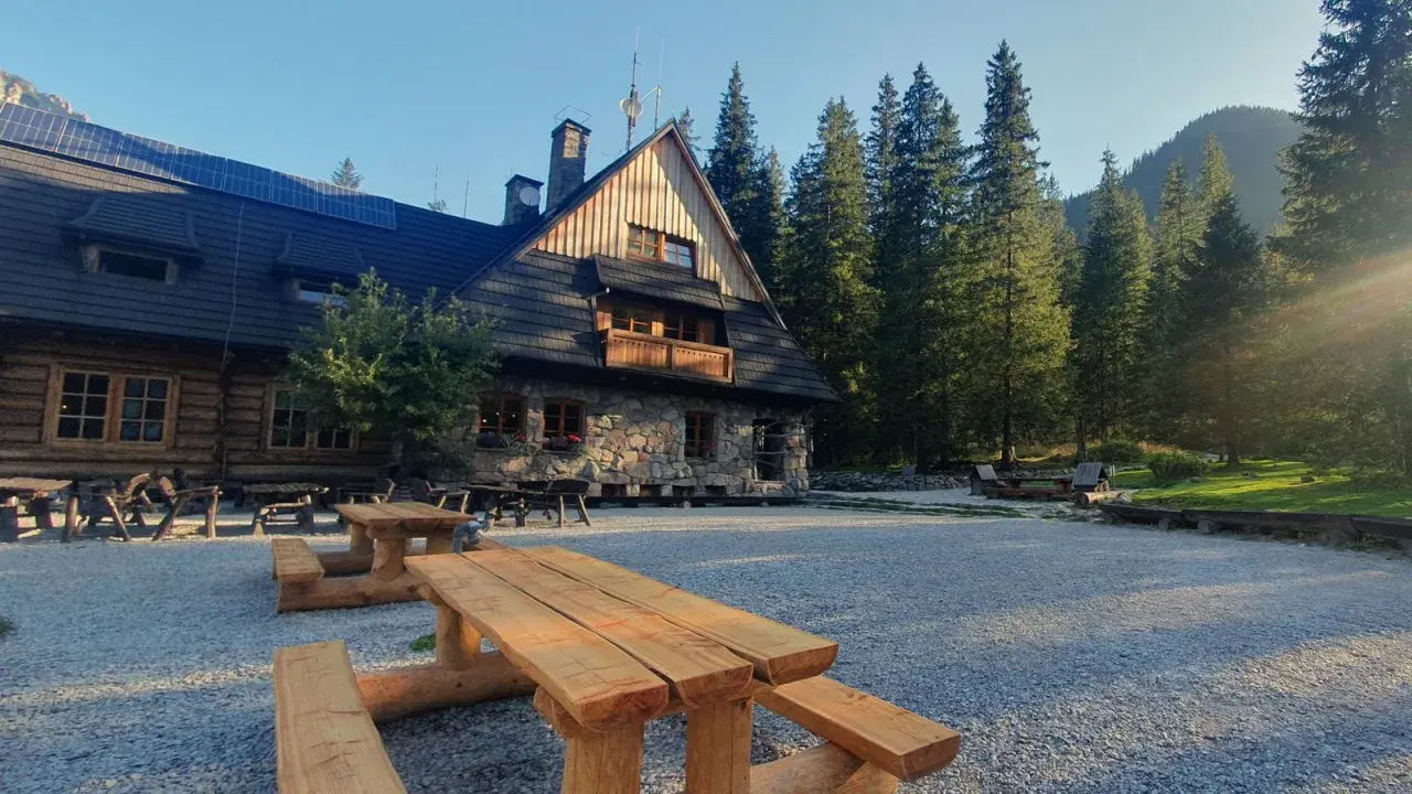 Kamienno-drewniane schronisko w Dolinie Kościeliskiej. Ile km do schroniska? Tyle, ile potrzeba, by podziwiać widoki.