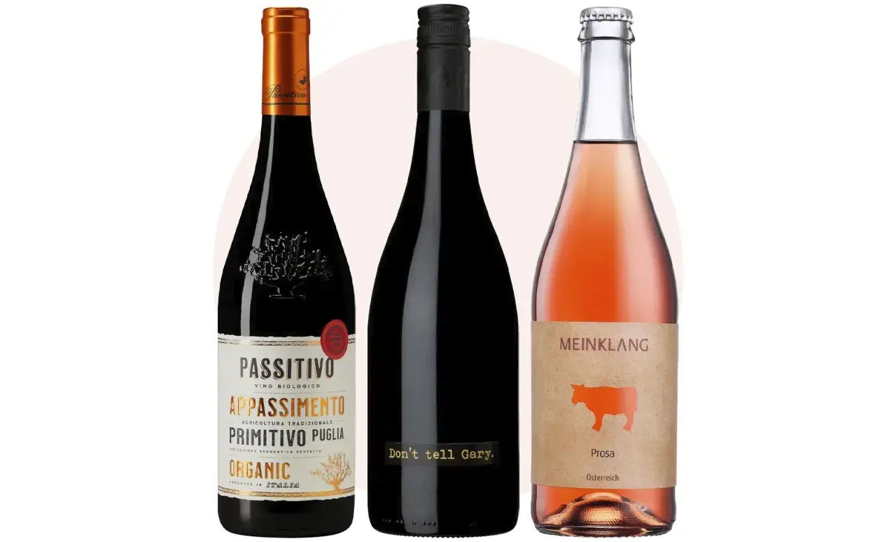 Tre flaskor vin: en röd, en svart och en rosé. Perfekt vin till hamburgare för alla smaker.