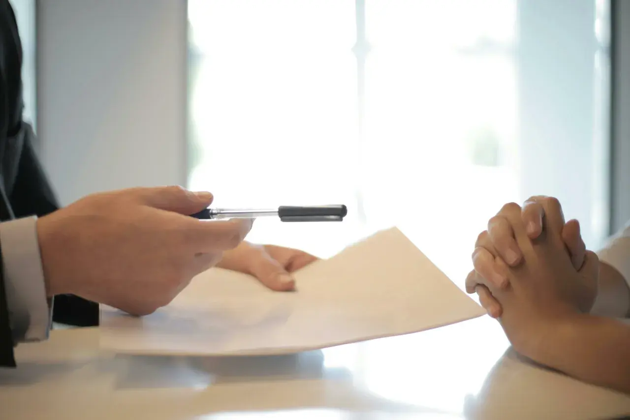 Mani che firmano documenti, in attesa della delibera mutuo tempi.
