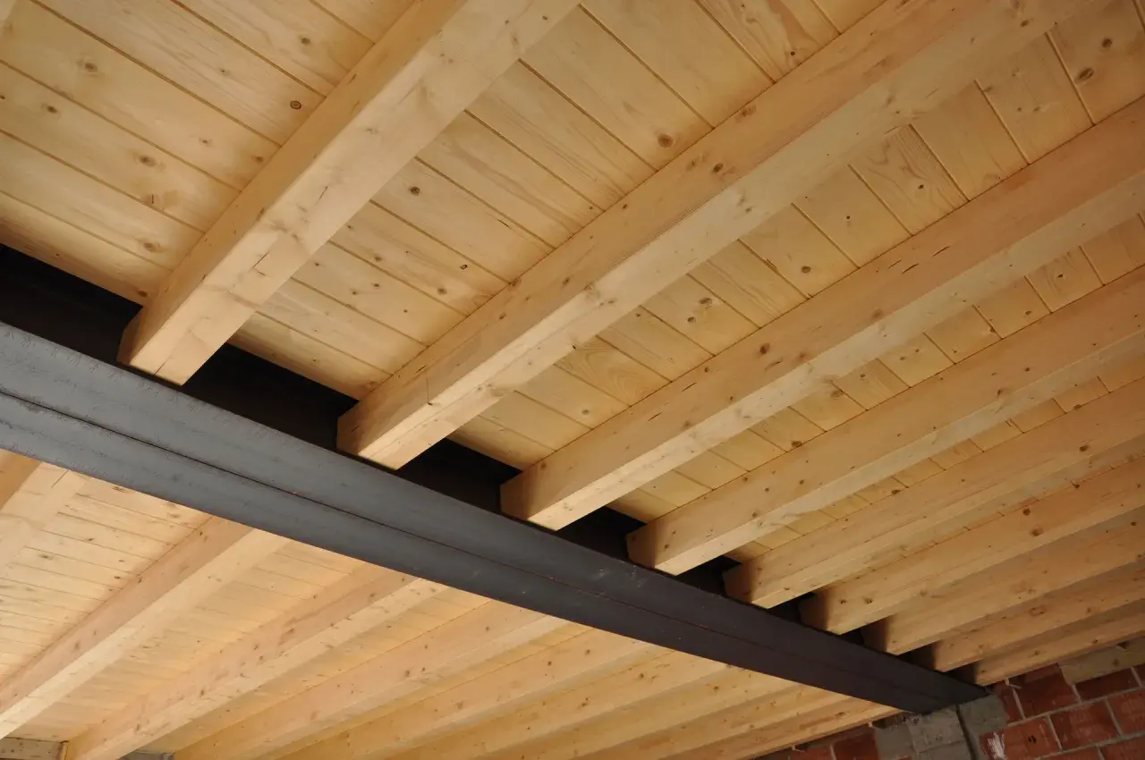 Solaio in legno con travi parallele e tavolato. Il costo solaio in legno è un fattore importante per la costruzione.