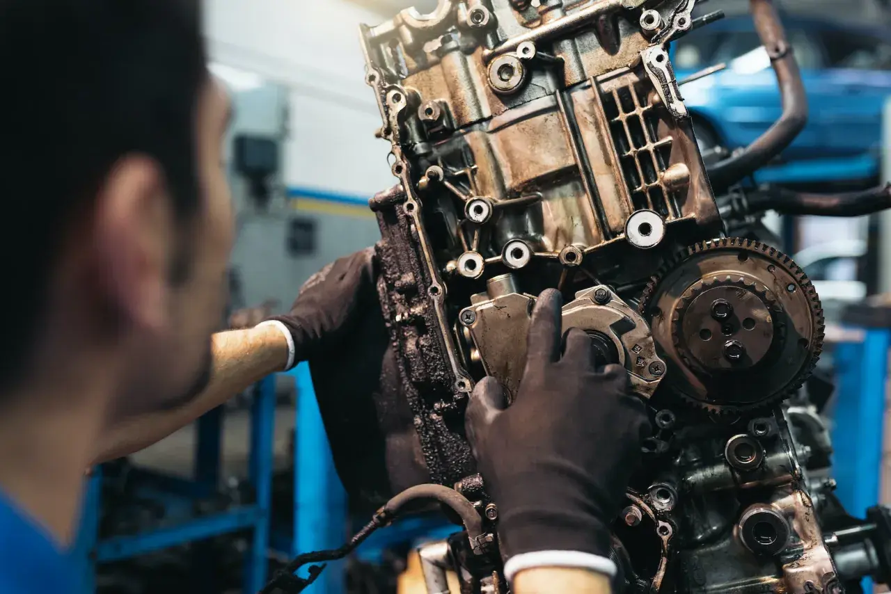 Mecánico revisa un motor 2.0 TDI 150cv, asegurando su durabilidad.