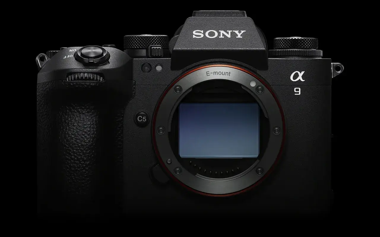 Czarny korpus aparatu Sony Alpha 9 z widocznym sensorem i mocowaniem E-mount. Gotowy do uchwycenia każdej chwili.