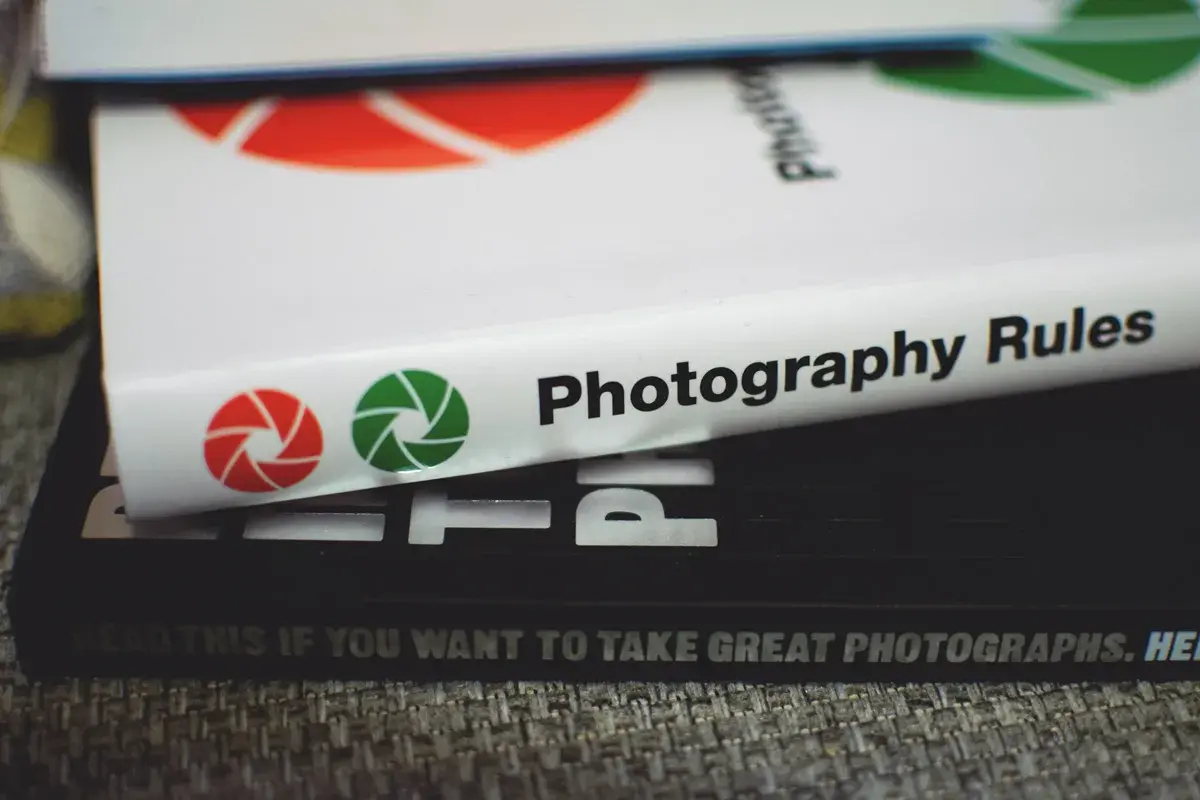 Książka "Photography Rules" z ikonami przysłony, idealna do każdego blogu fotograficznego.