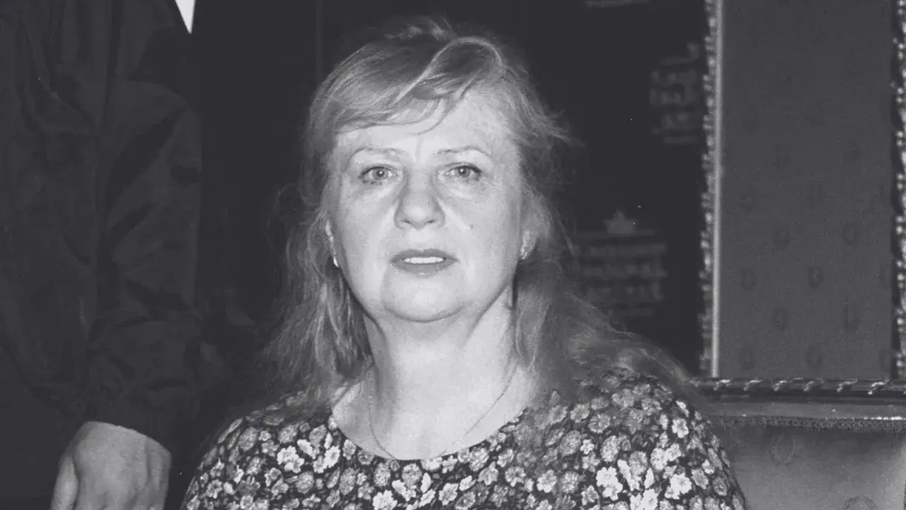 Portret kobiety w kwiecistej sukience. Aleksandra Mrowiec, córka Celińskiej, patrzy wprost.