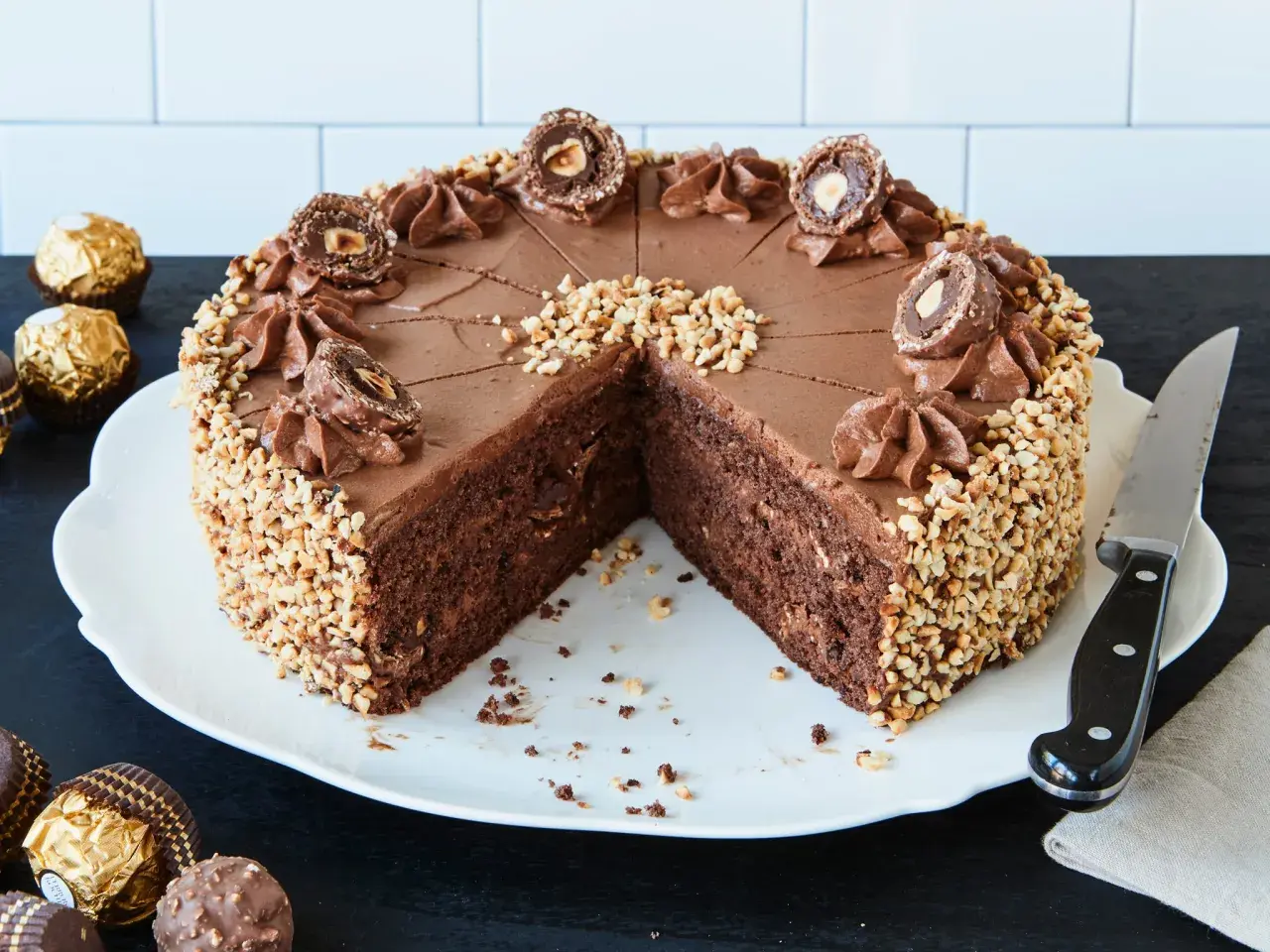 Schokoladentorte mit Haselnüssen und Ferrero Rocher Kugeln, eine köstliche Rocher Torte.