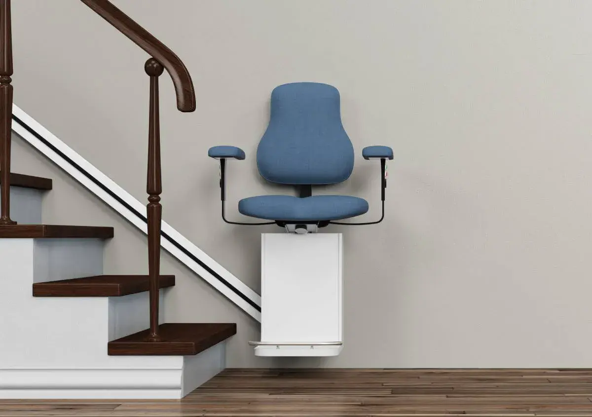 Montascale condominio: opinioni positive per un accesso facilitato. Sedia blu su gradini in legno.