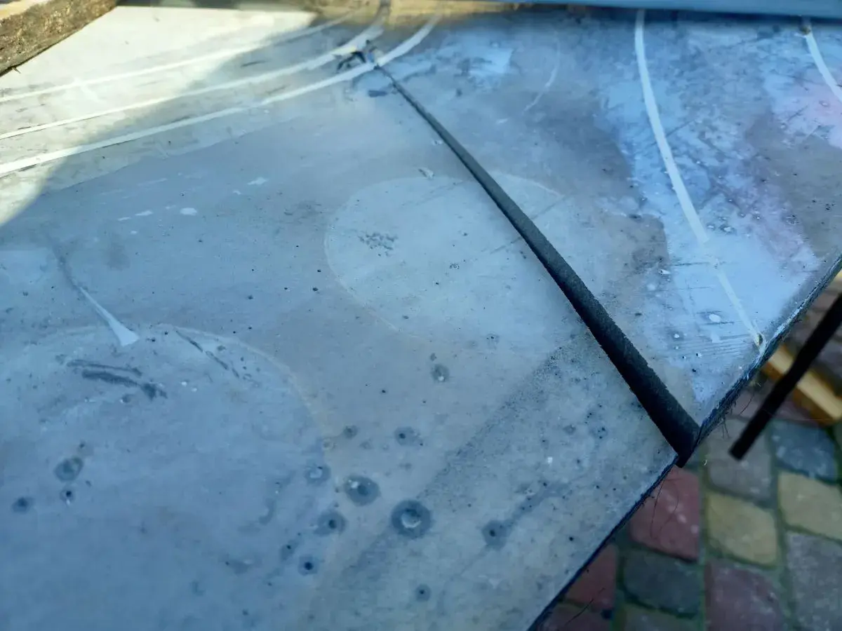 Jak naprawić pęknięty brodzik? Poradnik krok po kroku (DIY)