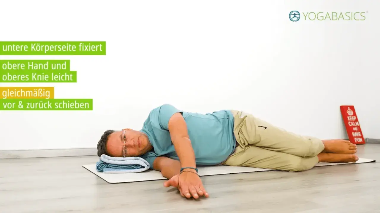 Mann liegt auf der Seite, fixiert untere Körperseite. Oberes Knie und Hand werden sanft vor & zurück geschoben. Was hilft bei Ischiasschmerzen? Yogaübungen!