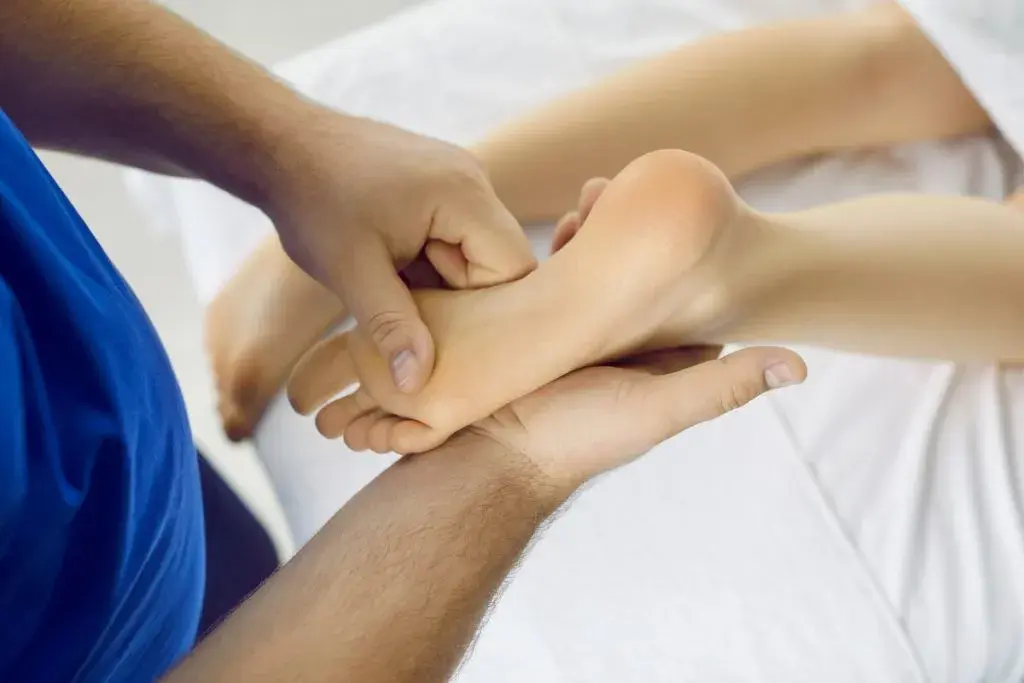 Ile trwa rehabilitacja po operacji haluksa? Poznaj kluczowe etapy