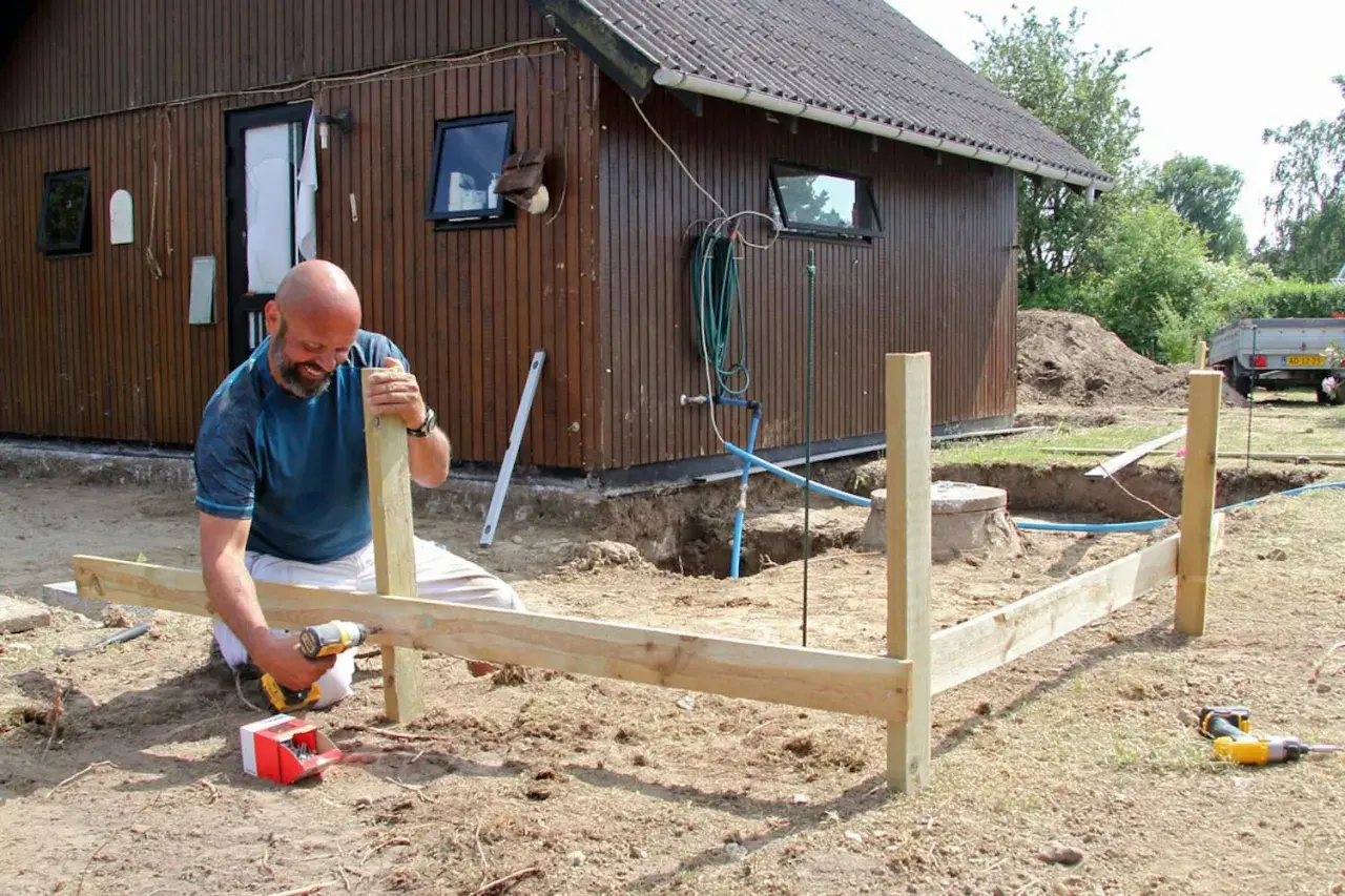 Man bygger en trästomme för en utbyggnad av huset. Inspiration för husprojekt.