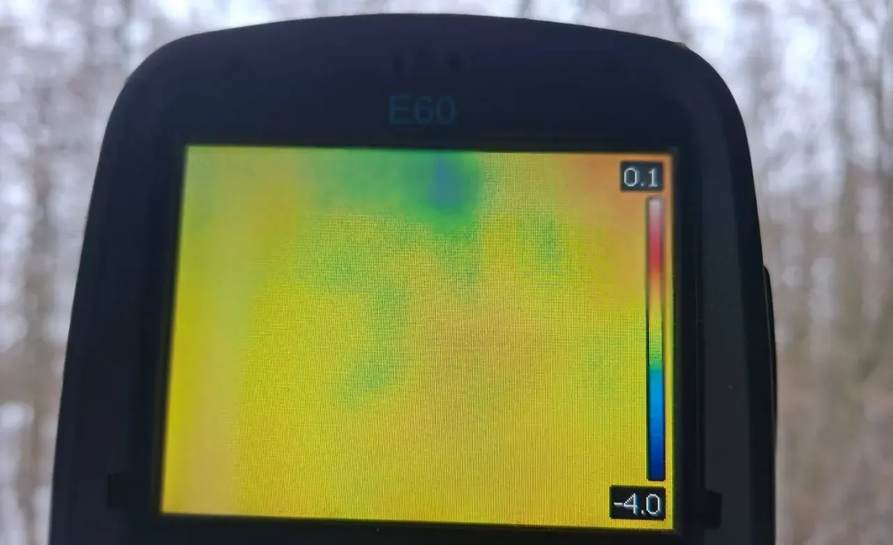 Ekran kamery termowizyjnej E60 pokazuje rozkład temperatur. Badanie kamerą termowizyjną ujawnia chłodniejsze obszary w zielono-niebieskim paśmie.