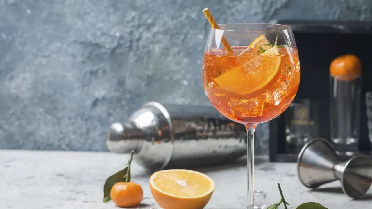 Erfrischender Aperol Spritz mit Orangenscheiben und Eis. Das Aperol Spritz Rezept in ml ist einfach: 3 Teile Prosecco, 2 Teile Aperol, 1 Teil Soda.