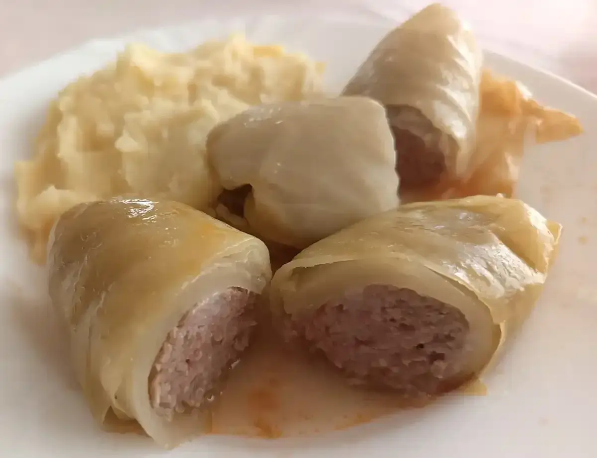 Sarma recept: Kohlrullar med köttfärsfyllning serveras med potatismos.