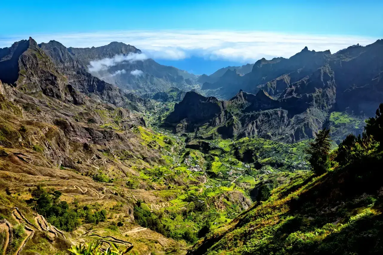 Valle exuberante y montañoso en Cabo Verde. Senderos serpenteantes y casas dispersas entre terrazas verdes.