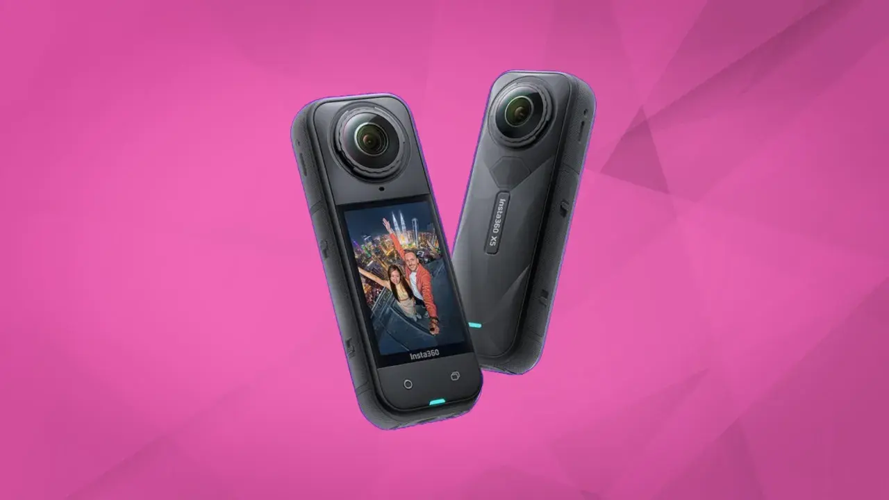 Due fotocamere Insta360 X6 su sfondo rosa. Una mostra una coppia che si fa un selfie con uno skyline notturno.