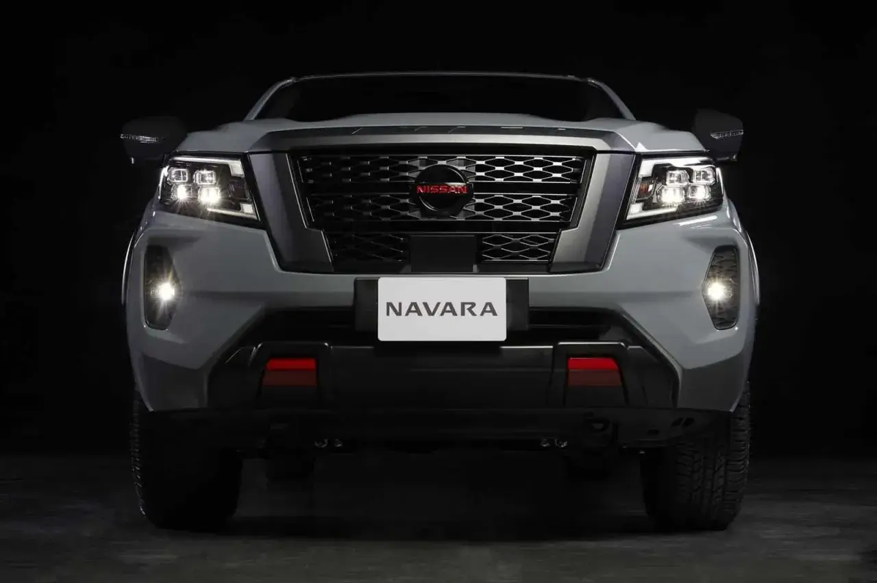 Nowy Nissan Navara pickup z nowoczesnymi światłami LED i charakterystycznym grillem. Gotowy na każdą przygodę.